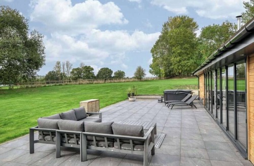 Bromsgrove House | Cedar Barn Getaway, 3 Bed, Sleeps 6, Parking