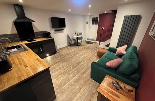 Nantwich House | Cedar Barn - Nantwich with Hot Tub