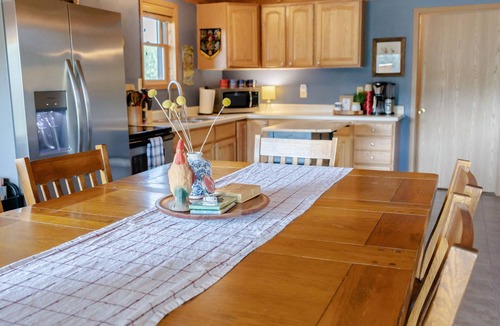 Charles City Cabin | Cedar Bend Cabin with 4 person hot tub!