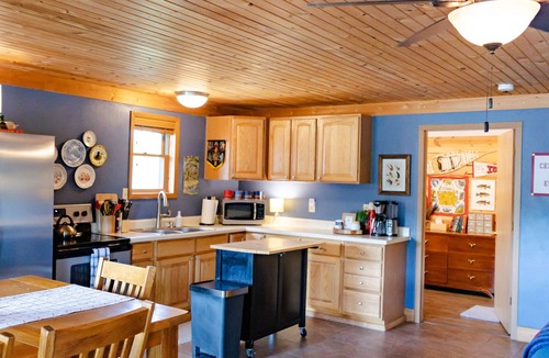 Charles City Cabin | Cedar Bend Cabin with 4 person hot tub!