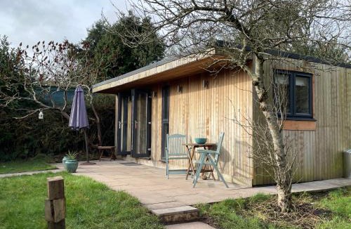 Stourbridge Ski Chalet | Cedar Cabin Holiday Let - Kinver