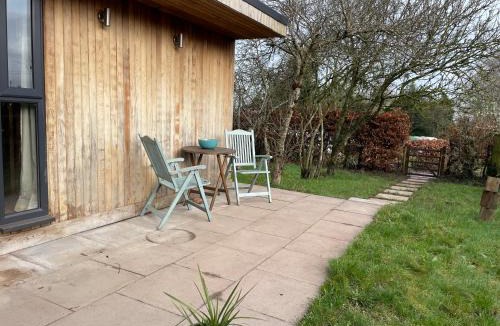 Stourbridge Ski Chalet | Cedar Cabin Holiday Let - Kinver