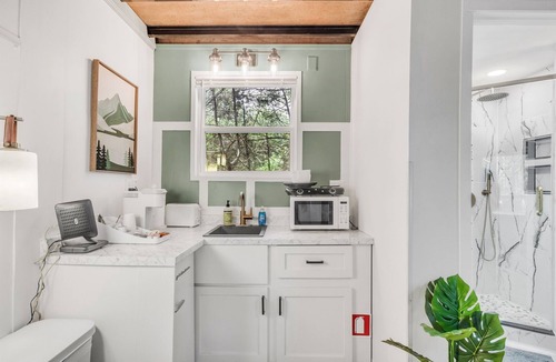 Starkville House | Cedar Cave, Tiny Home Escape, 2 mi to MSU