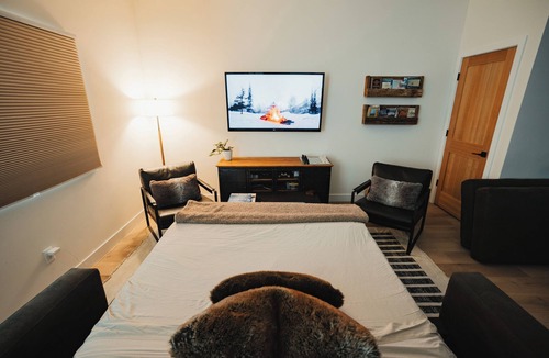 Snoqualmie Pass House | Cedar Chalet: Ski-In/Ski-Out Suite with European Sauna, Firepit & King Bed.