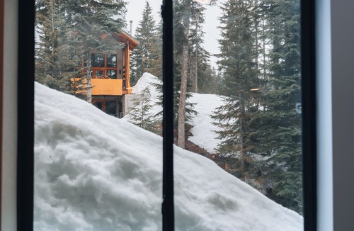 Snoqualmie Pass House | Cedar Chalet: Ski-In/Ski-Out Suite with European Sauna, Firepit & King Bed.