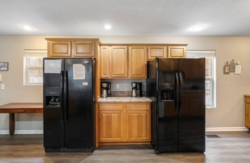 Lakeside Estates House | Cedar Cove' Huge Dual Kitchen w/Large Dining/Family, Billiards, Hot Tub, Dock