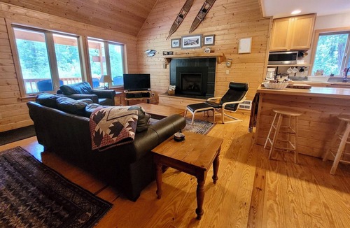 Mazama Cabin | Cedar Creek Cabin in Lost River, Dog Friendly!
