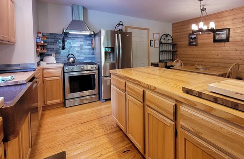 Mazama Cabin | Cedar Creek Cabin in Lost River, Dog Friendly!