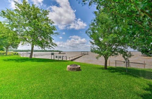 Kemp House | Cedar Creek Lake Access: Retreat w/Deck