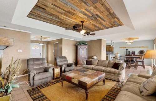 Enchanted Oaks House | Cedar Creek Lake Escape - Lakefront Private Dock