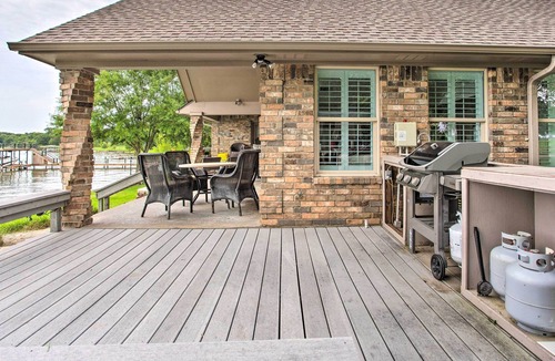 Caney City House | Cedar Creek Lake House w/ Private Hot Tub!