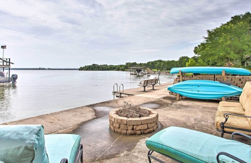 Caney City House | Cedar Creek Lake House w/ Private Hot Tub!