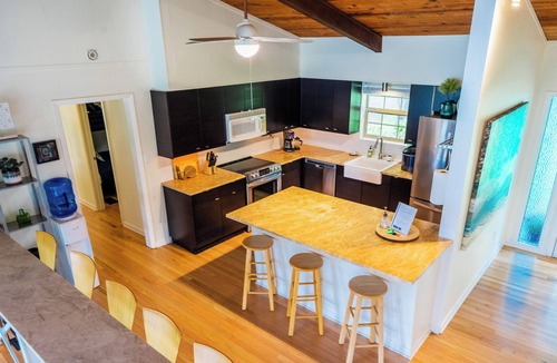 Enchanted Oaks House | Cedar Creek Lake: Retro Lake House on Cove w/Party Deck & Full Water View!