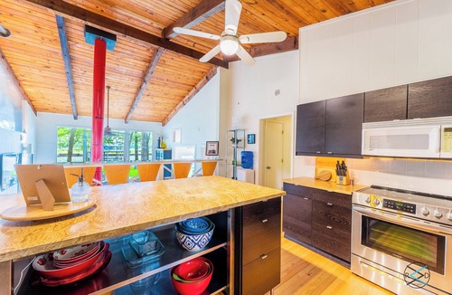 Enchanted Oaks House | Cedar Creek Lake: Retro Lake House on Cove w/Party Deck & Full Water View!