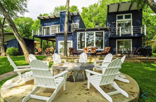 Enchanted Oaks House | Cedar Creek Lake: Retro Lake House on Cove w/Party Deck & Full Water View!