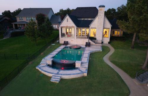Star Harbor Villa | Cedar Creek Lake Villa Sleeps 20 Resort Style Private Pool Hot Tub Dock Golf