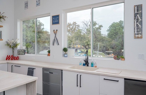 Tool House | Cedar Creek Lakefront - Free Boat Dock & EV Charging, Decks & Relaxing Views