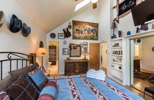 Ruidoso Cabin | Cedar Creek Retreat | Hot Tub + Cozy Fireplace