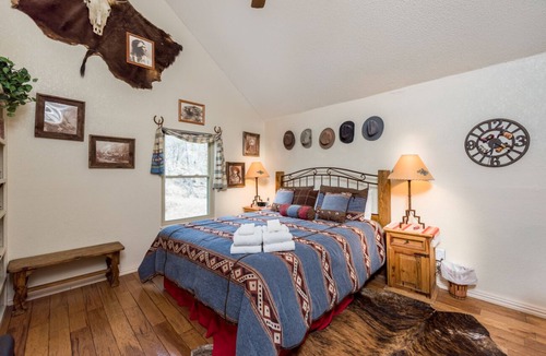 Ruidoso Cabin | Cedar Creek Retreat | Hot Tub + Cozy Fireplace