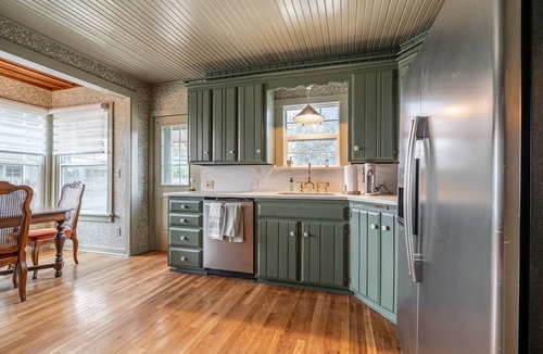 Abilene House | Cedar Crest Cottage: 3-bedroom cottage with hot tub near ACU & HSU