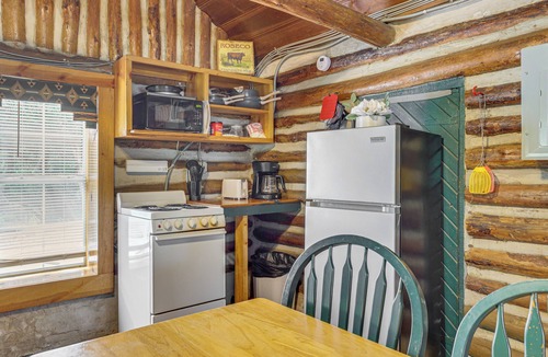 Davis Apartment | 'Cedar Falls Cabin 1' Near Arbuckle Mtn Trails