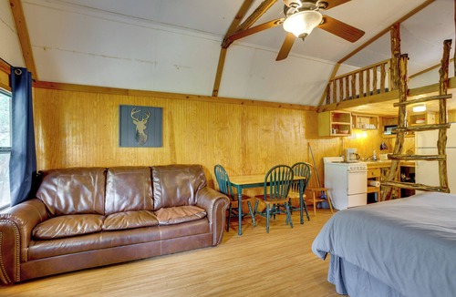 Davis Apartment | Cedar Falls Cabin 2: Family Getaway By Honey Creek