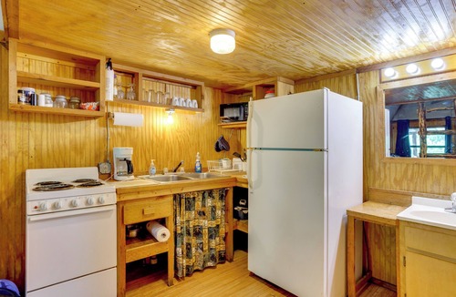Davis Apartment | Cedar Falls Cabin 2: Family Getaway By Honey Creek