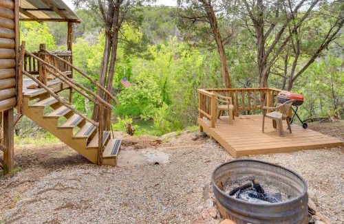 Davis Apartment | Cedar Falls Cabin 2: Family Getaway By Honey Creek