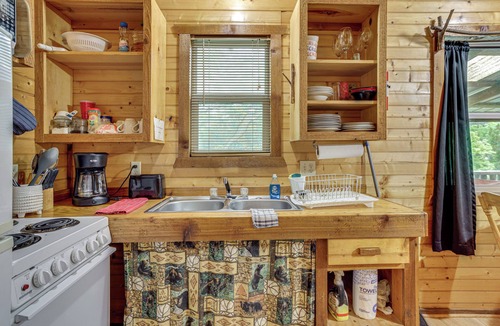 Davis Cabin | 'Cedar Falls Cabin 5': 1/2 Mile to Turner Falls