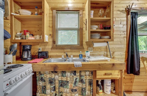 Davis Cottage | 'cedar Falls Cabin 5': 1/2 Mile to Turner Falls