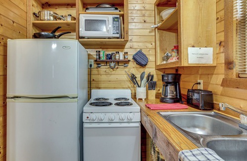 Davis Cottage | 'cedar Falls Cabin 5': 1/2 Mile to Turner Falls