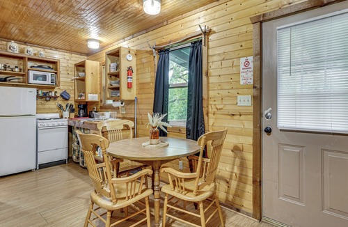 Davis Cottage | 'cedar Falls Cabin 5': 1/2 Mile to Turner Falls