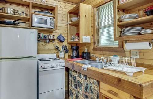 Davis Cottage | 'cedar Falls Cabin 5': 1/2 Mile to Turner Falls