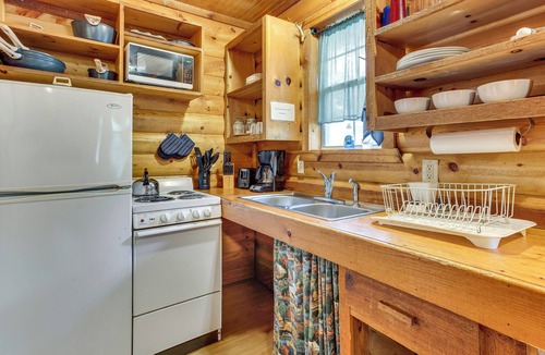 Davis Cottage | Cedar Falls Cabin: Nestled by Honey Creek