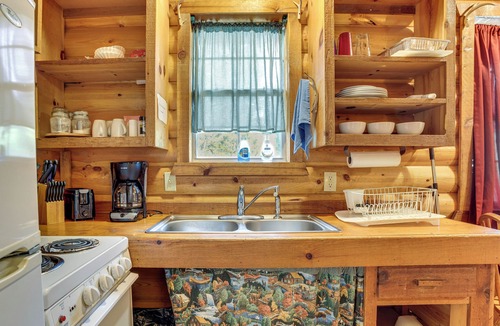 Davis Cottage | Cedar Falls Cabin: Nestled by Honey Creek