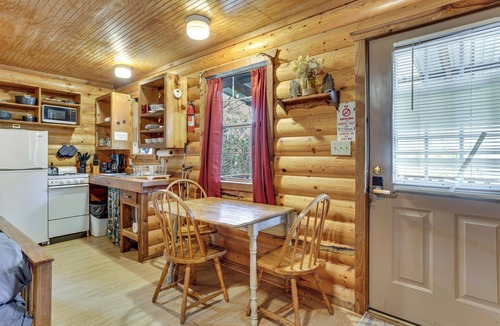 Davis Cottage | Cedar Falls Cabin: Nestled by Honey Creek