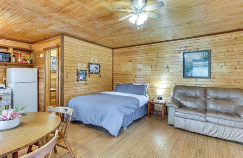 Davis Apartment | ‘Cedar Falls Cabins #6’: Hillside w/Views!