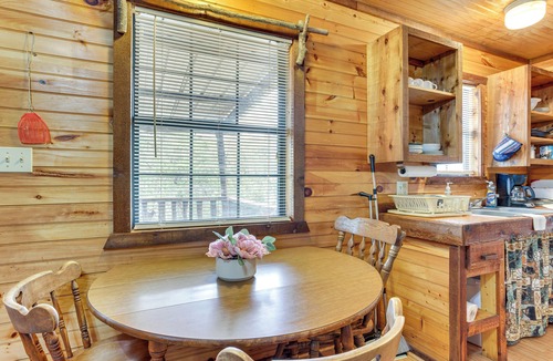 Davis Apartment | ‘Cedar Falls Cabins #6’: Hillside w/Views!