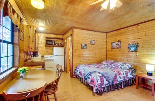 Davis Apartment | ‘Cedar Falls Cabins #6’: Hillside w/Views!