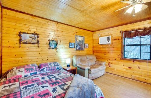 Davis Apartment | ‘Cedar Falls Cabins #6’: Hillside w/Views!