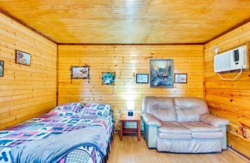 Davis Apartment | ‘Cedar Falls Cabins #6’: Hillside w/Views!