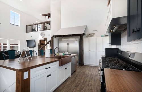 Garden City Cabin | Cedar Farmhouse and Silo w/POOL (Sleeps 50)