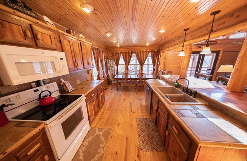 Buffalo City Cabin | Cedar Gable - Riley outfitter