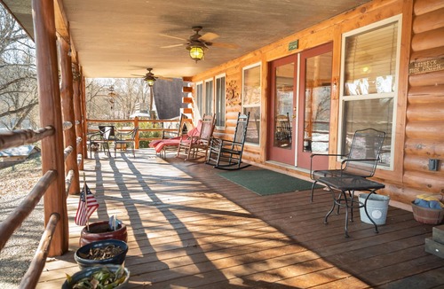 Buffalo City Cabin | Cedar Gable - Riley outfitter