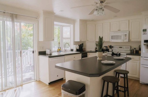 Renton House | Cedar Grove 3B2B Upper Unit/Yard & City Access