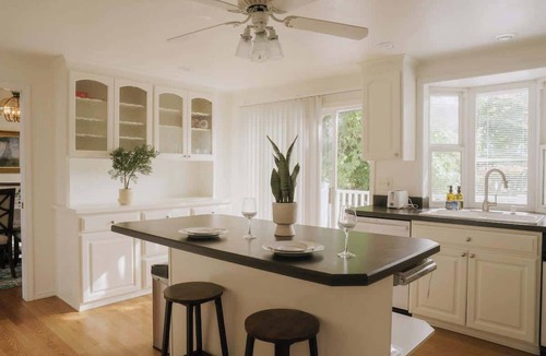 Renton House | Cedar Grove 3B2B Upper Unit/Yard & City Access