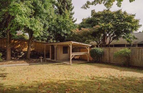 Renton House | Cedar Grove 3B2B Upper Unit/Yard & City Access