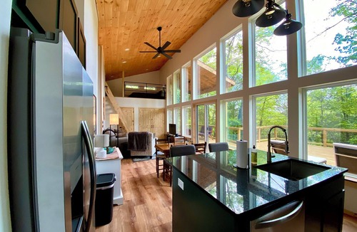 Harrison Cabin | Cedar Hill Cabin 2 bed 2 bath cabin in the Ozarks Hot Tub