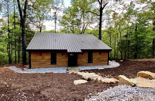 Harrison Cabin | Cedar Hill Cabin 2 bed 2 bath cabin in the Ozarks Hot Tub