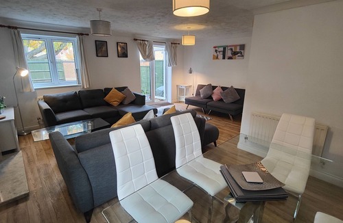 Eastleigh House | Cedar House 4 Bedroom